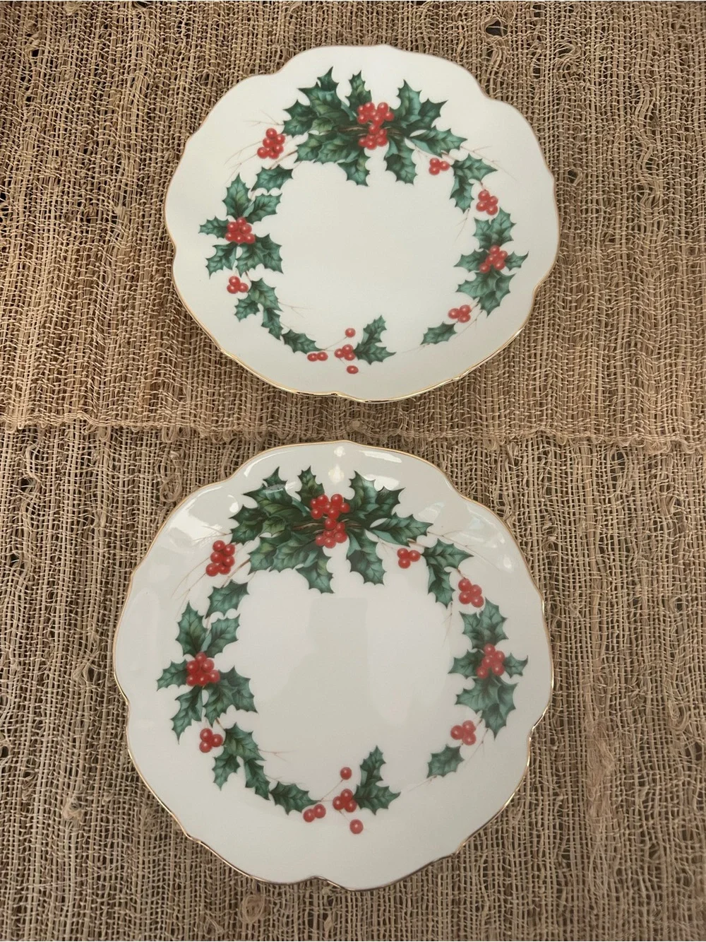 Vintage Lefton Holly Berry 7” Christmas Plates  Set of 2. 1995. Japan.  EUC